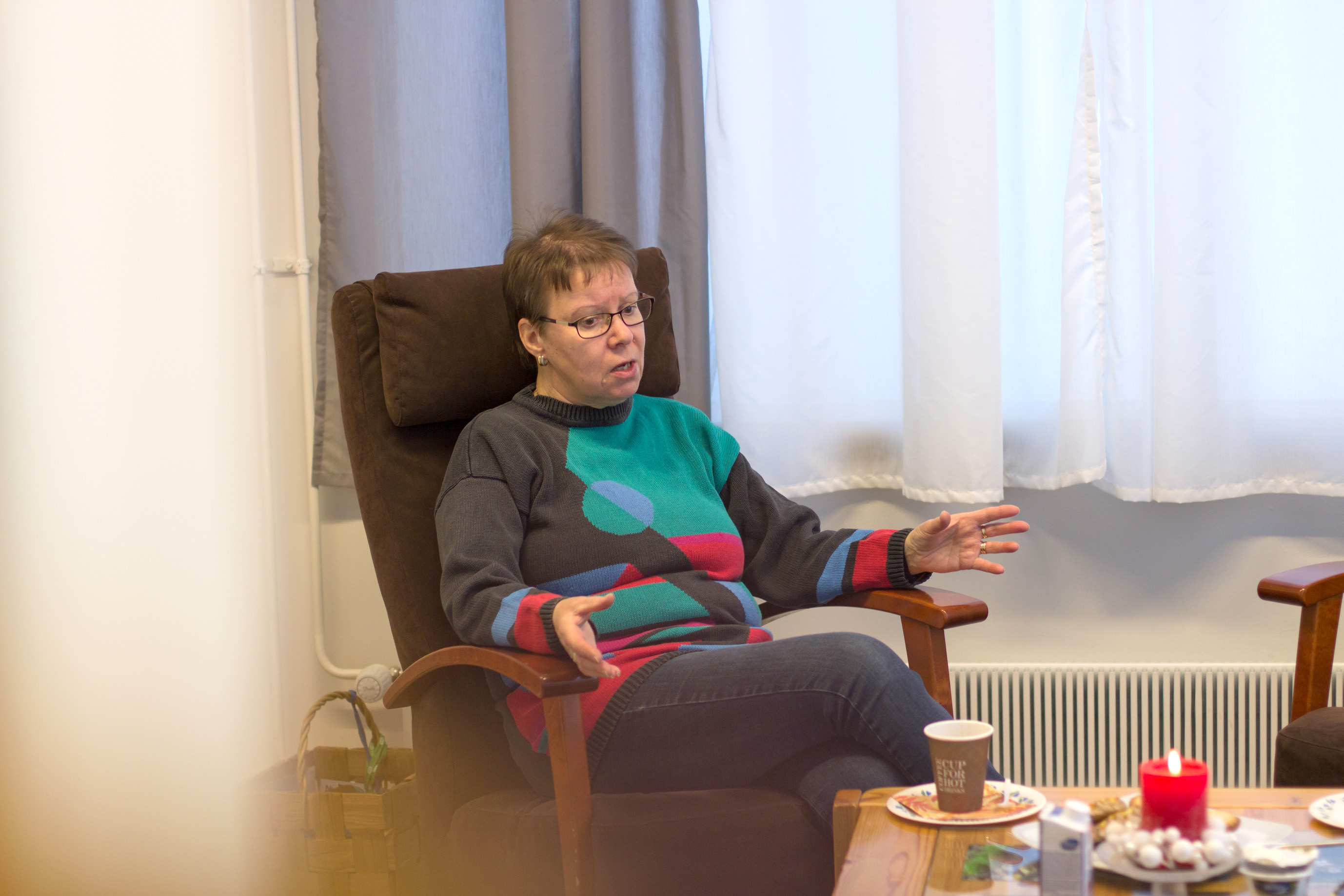 Diakoni RItva Sassali huomasi seurakuntatyössä, miten käyttökelpoisia psykoterapian työkalut ovat ihmisten kohtaamisessa.