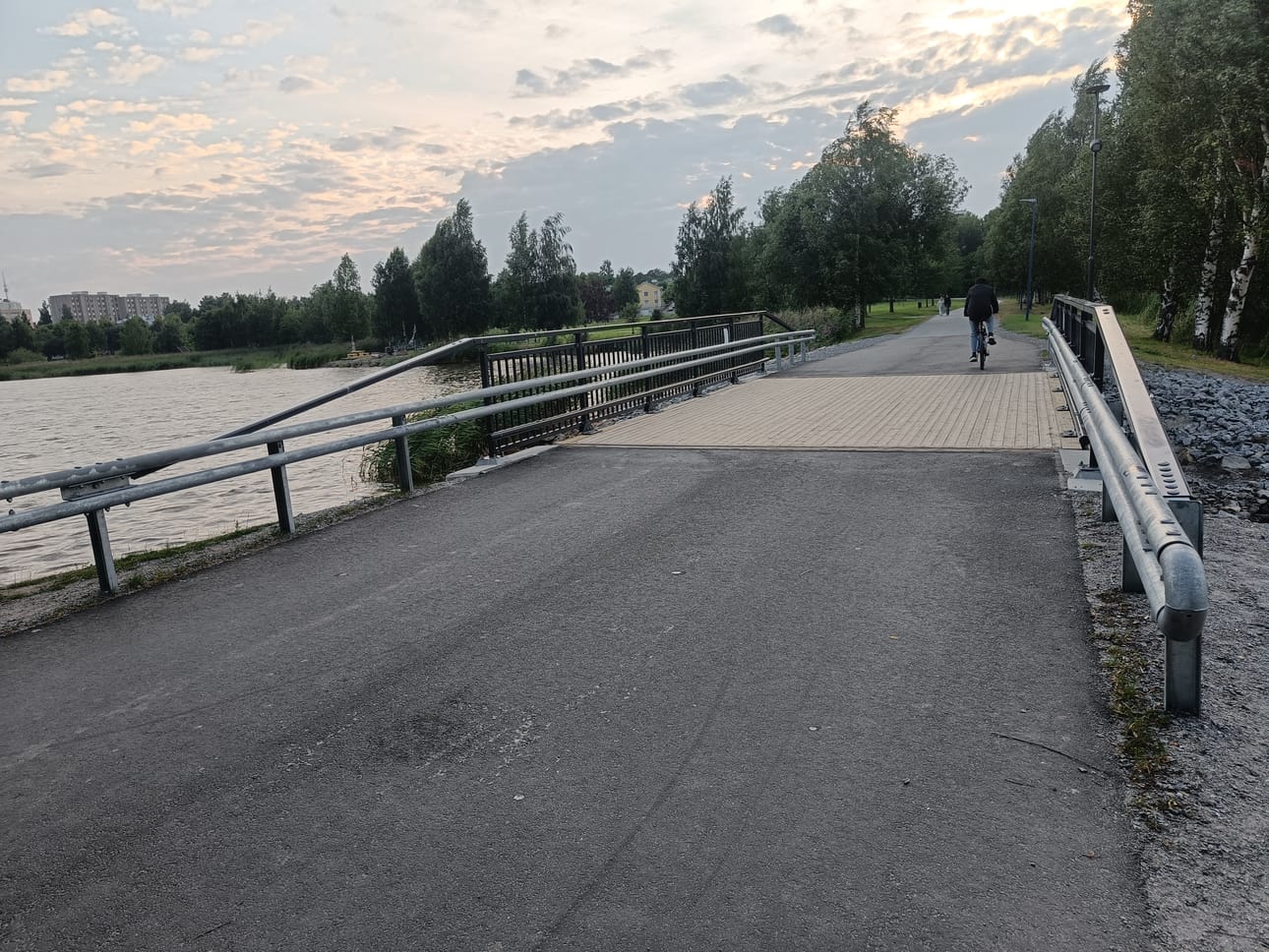 Putusilta, jota monet kutsuvat myös Paperisillaksi, on herättänyt keskustelua erityisesti mopoilijoiden keskuudessa.