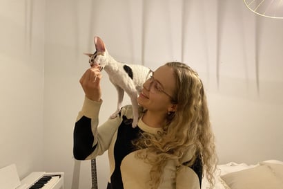 Oululaisen Nea Luoman Sansa valittiin maailman kauneimmaksi kissaksi – sylihoitoa kaipaava kaunistus sai erityiskehuja kiharasta turkistaan ja isoista korvistaan