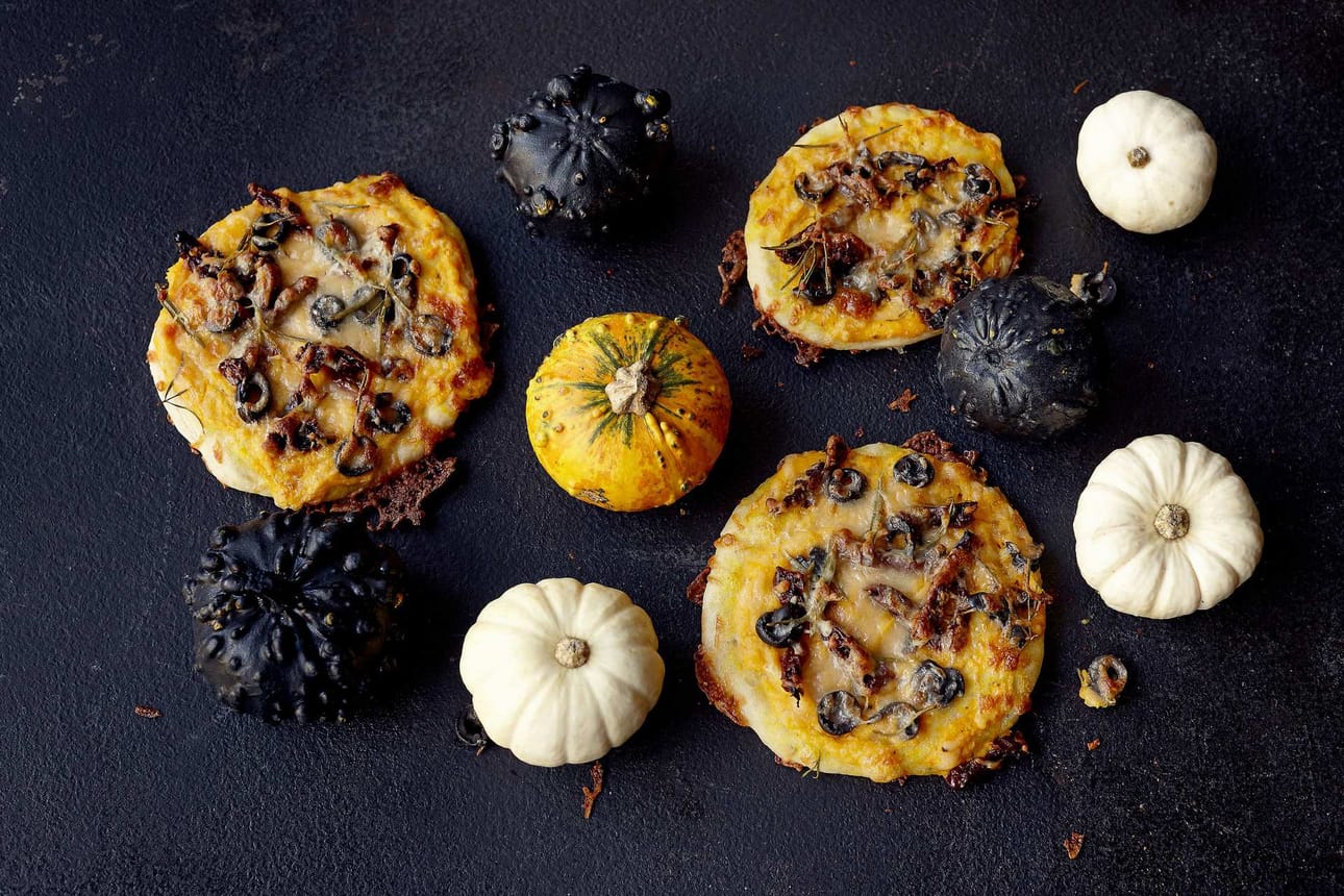 Kurpitsa flat-breadit sopivat Hallowee-pöytään.