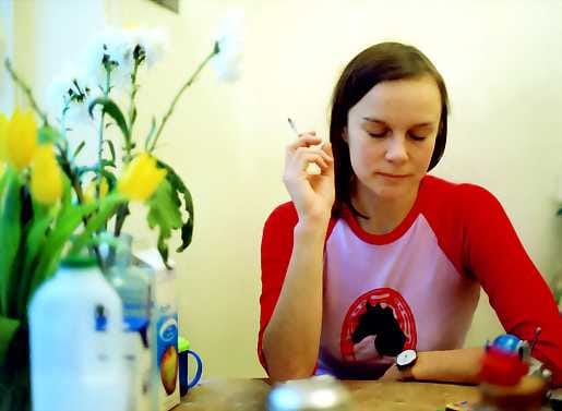 Go-go, 2002. Maria Dunckerin kiihkeärytmisen DVD-musiikkivideon ainoa esiintyjä on puuta esittävä valokuva.