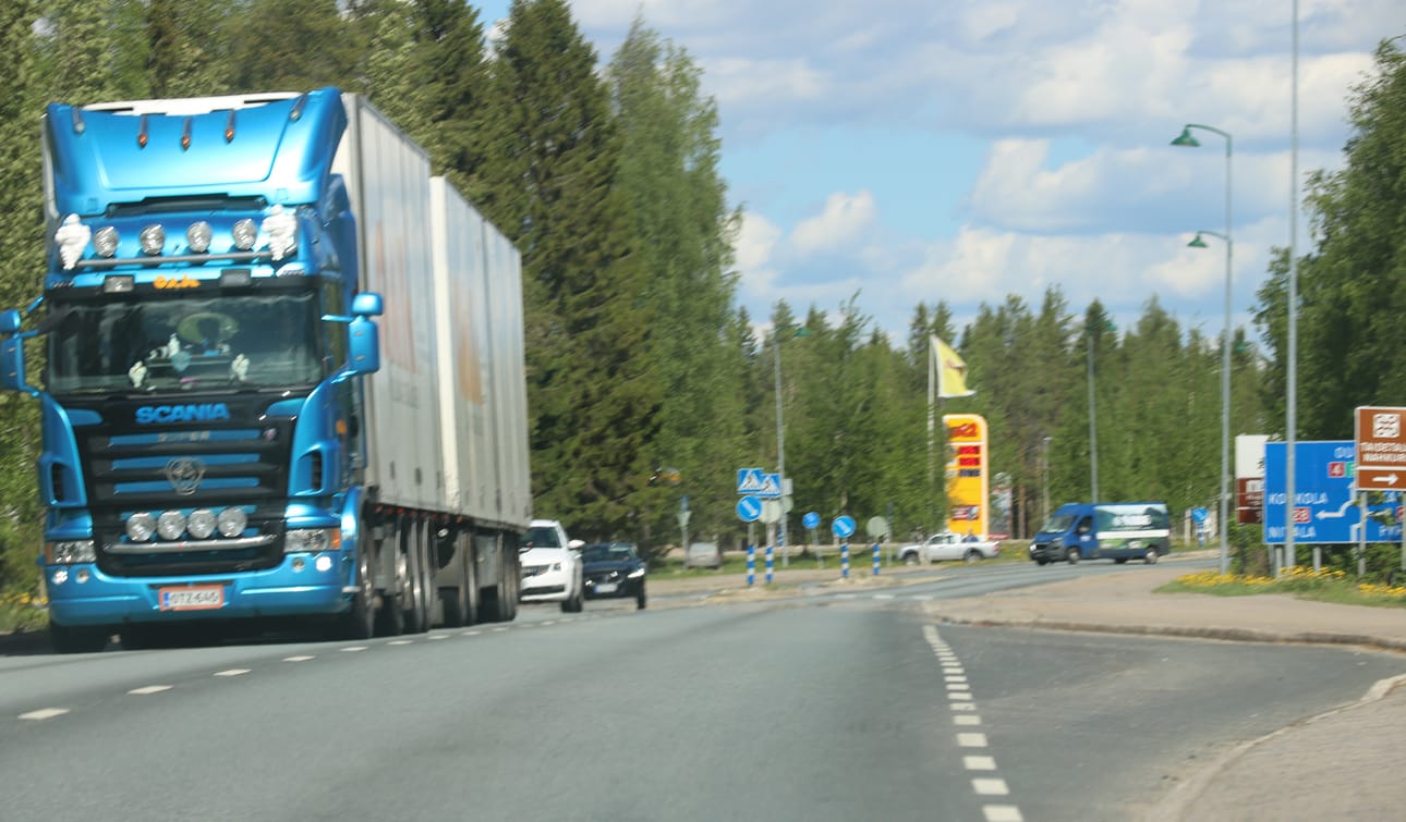 Nelostie menee läpi Kärsämäen keskustan.