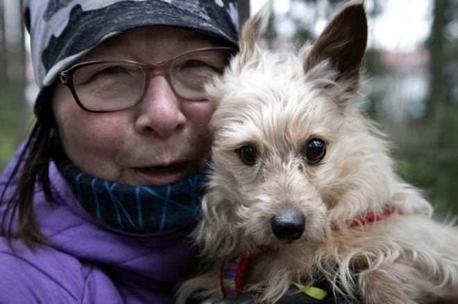 Marjatta Kakkuri ja rescue-koira Typy kokevat yhdessä onnellisia hetkiä. KUVA: JARI E. HAKALA