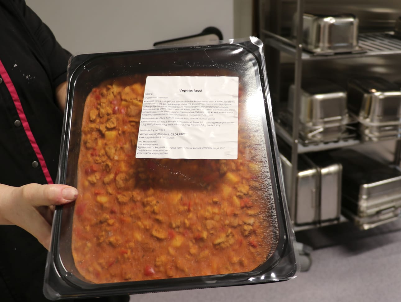 Kauhavan keskuskeittiöllä tehty annos dynossa valmiina ruokailijoille toimittettavaksi. Päällä oleva tarra kertoo pakkauksen sisällön. Koululaisten vanhemmat ovat kyselleet, miksi ruoka lämmitetään muovirasioissa.