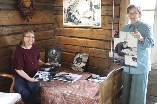 Eija Riikonen (vas.) ja Marianne Koskimies-Envall suunnittemassa Oivalluksia – Oiva Kentan elämäntyö -näyttelyä. KUVAT: RIIKKA ILMONEN