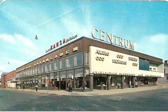 Postikortissa tavaratalo Centrum. Kortti on kulkenut Vaasasta Ouluun vuonna 1967. Kortin omistaa Tia Kotilainen. Kortin kuva: Kuultokuva, Helsinki.