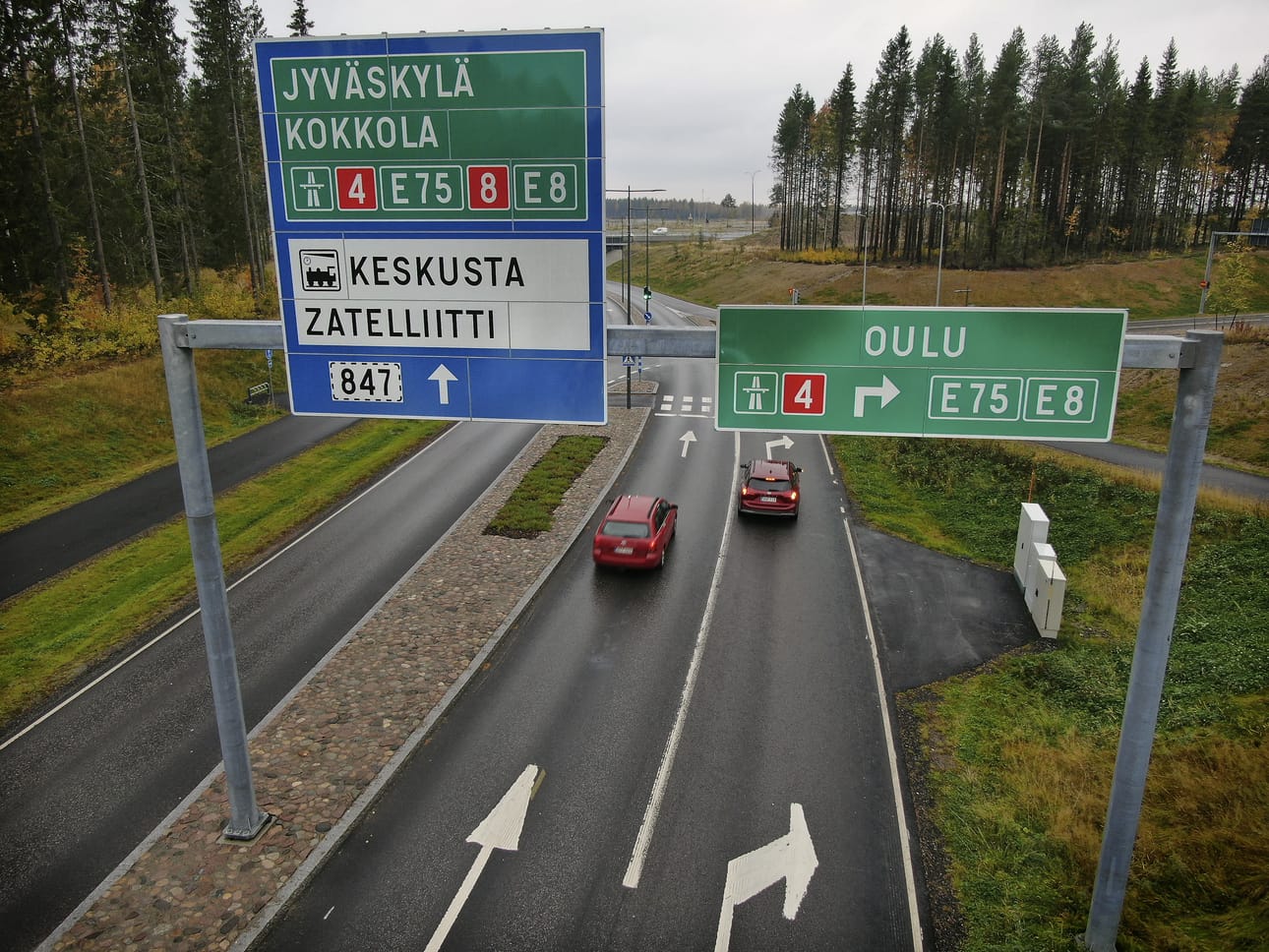 Kempeleen ja Oulun välejä hiersivät muutama vuosi sitten Kempeleen aikeet kaavoittaa runsaasti lisää tilaa yritystoiminnalle ja sen vaatimille liikennejärjestelyille Zatelliitin alueella Pohjantien varressa. Oulu valitti kaavasta.