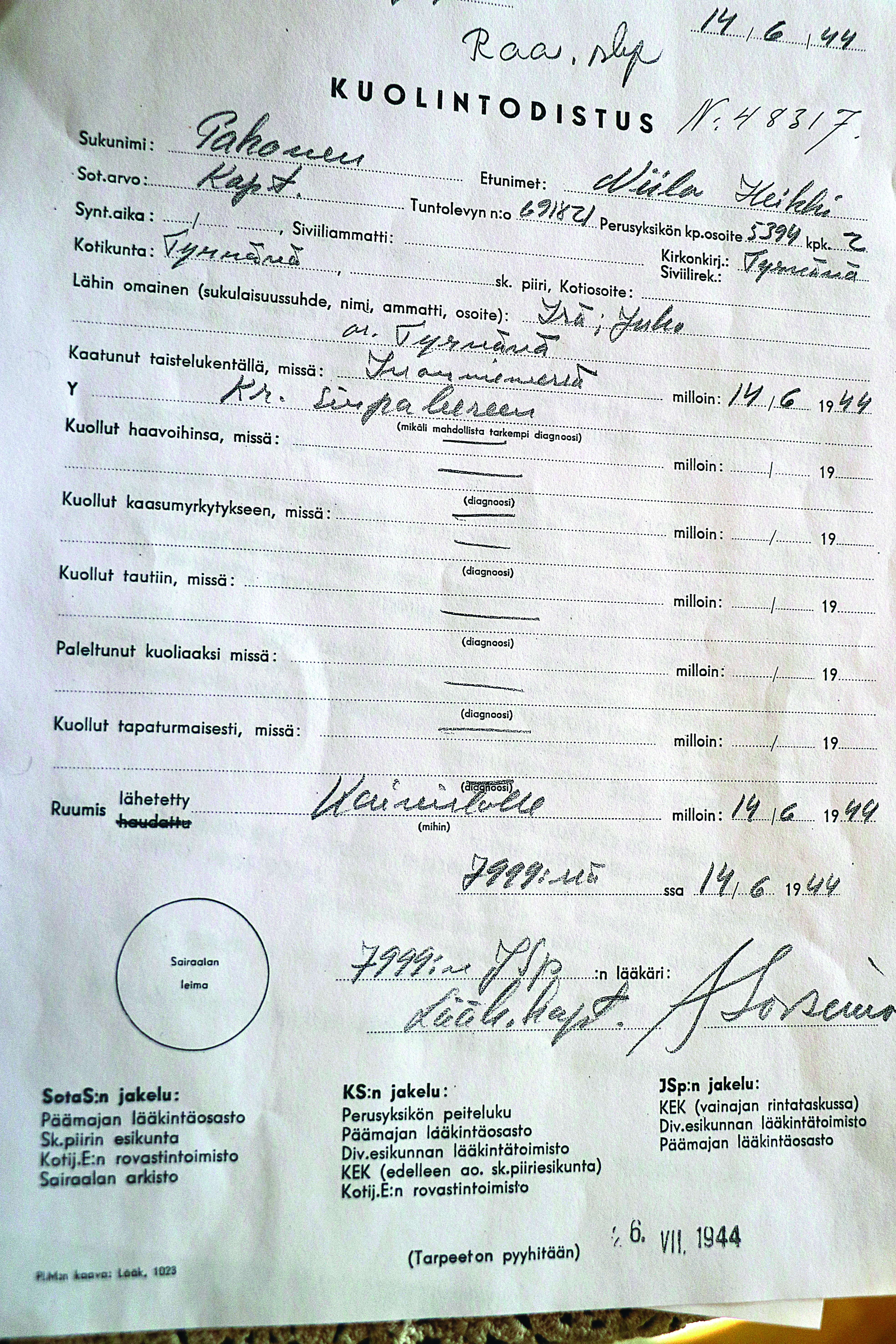 Kuolintodistus kertoo Niilo Pakosen kuolleen kranaatin sirpaleeseen.