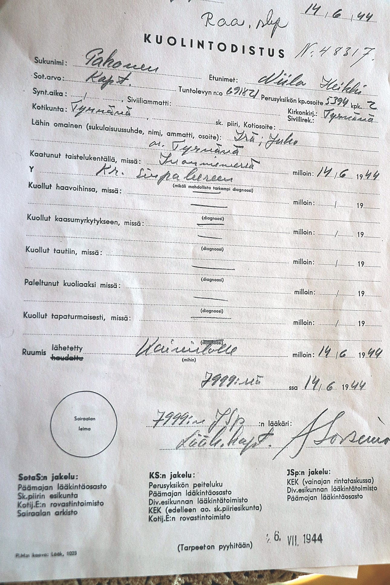 Kuolintodistus kertoo Niilo Pakosen kuolleen kranaatin sirpaleeseen.