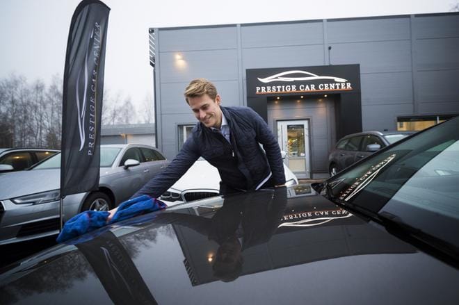 Rasmus Lönnqvist kiillottaa autoa myyntiä varten. Hän aloitti yksinyrittäjänä, mutta nyt autoliikkeessä on hänen lisäkseen kolme työntekijää. KUVA: JARNO PELLINEN