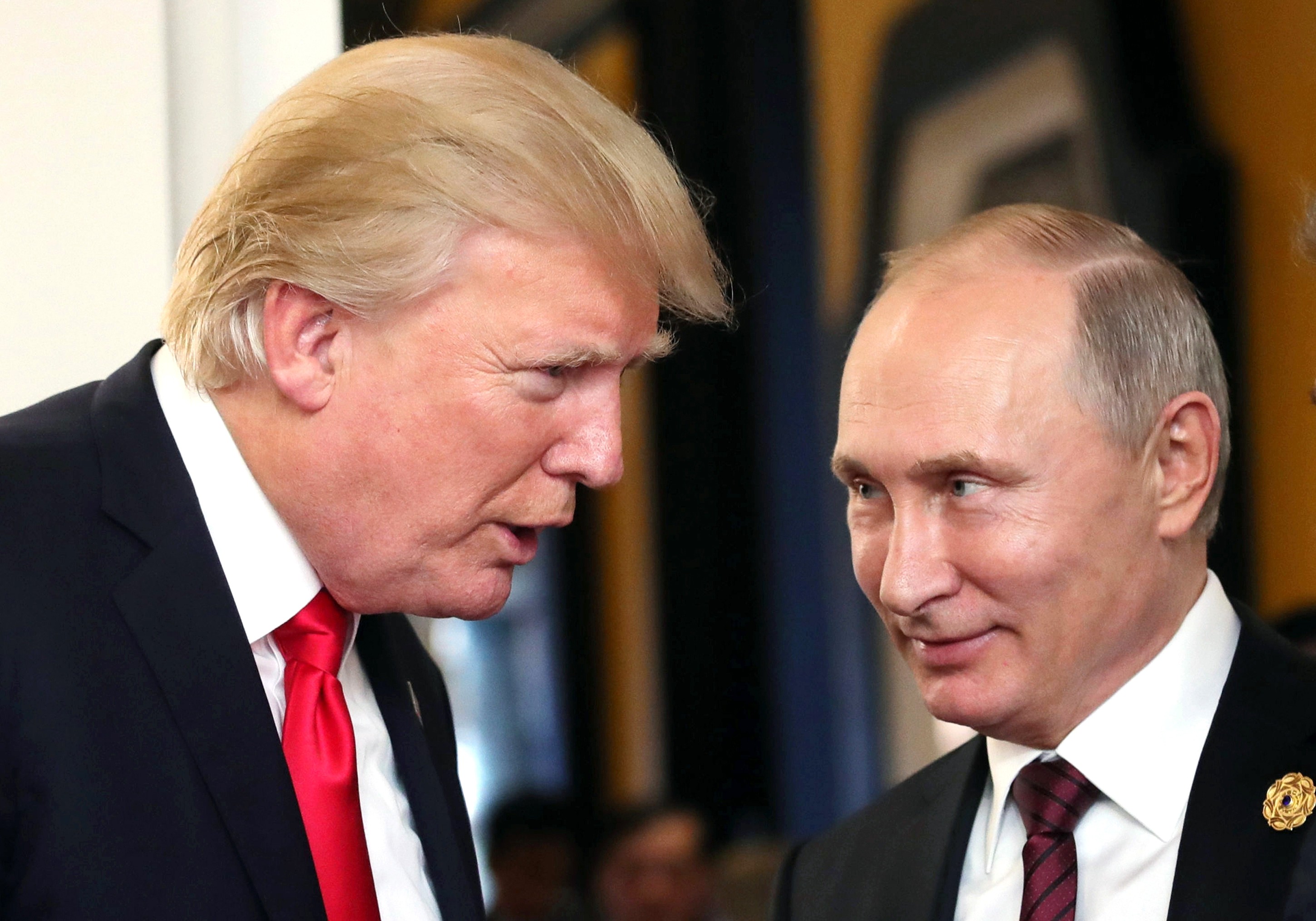 Presidentit Donlad Trump ja Vladimir Putin keskustelivat APEC-kokouksen tauolla Vietnamissa marraskuussa 2017.