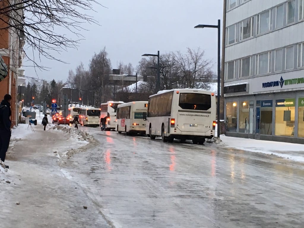 Bussit ovat jumittuneet liukkaalle Torikadulle Oulun keskustassa.