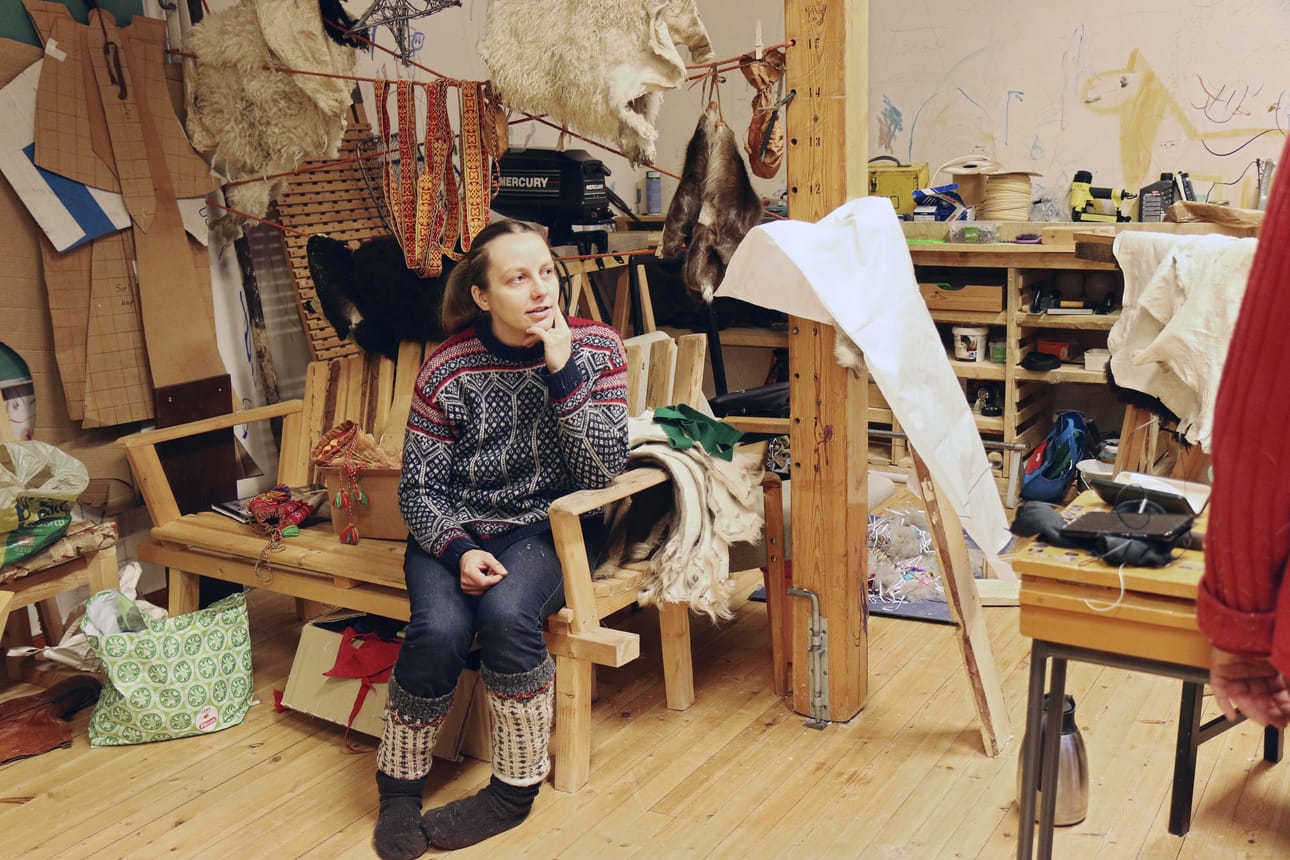 Sassalin koululla majoittunut ranskalainen puuseppä laittoi yhden koululuokista puu- ja luutöihin sopivaksi. Sari-Anne Mattila kertoo, että moni asia on tapahtunut sattuman kautta.