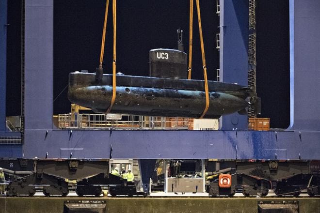 Kim Wall kuoli Nautilus-sukellusveneessä, jota tässä nostetaan maihin tapauksen jälkeen. KUVA: