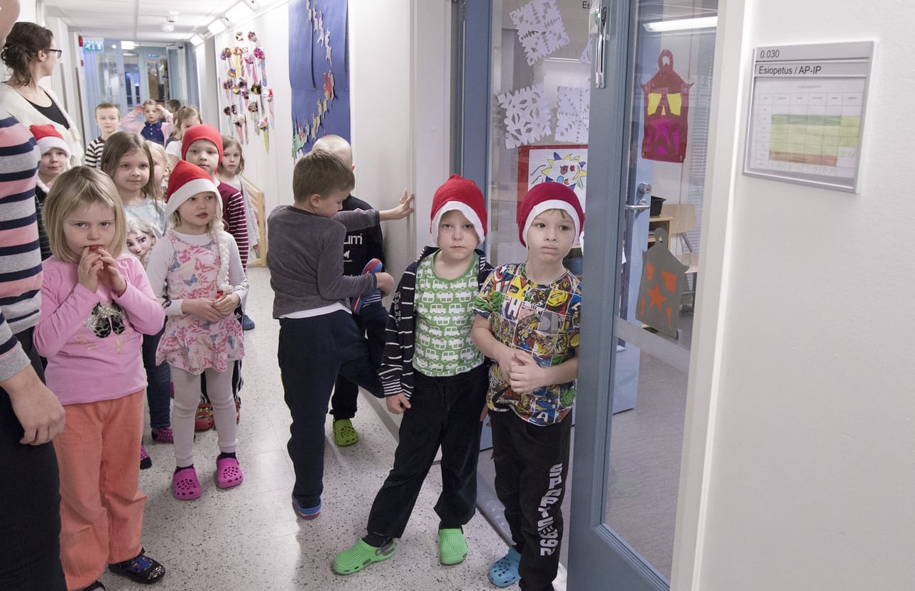 Muhoksen kirkonkylän alakoulun esikoululaiset oleskelevat päivittäin tiloissa, joissa on havaittu kosteutta. Vasemmalla taka-alalla Leena-Maija Pöykkö, yksi kolmesta esikoululaisten opettajista.