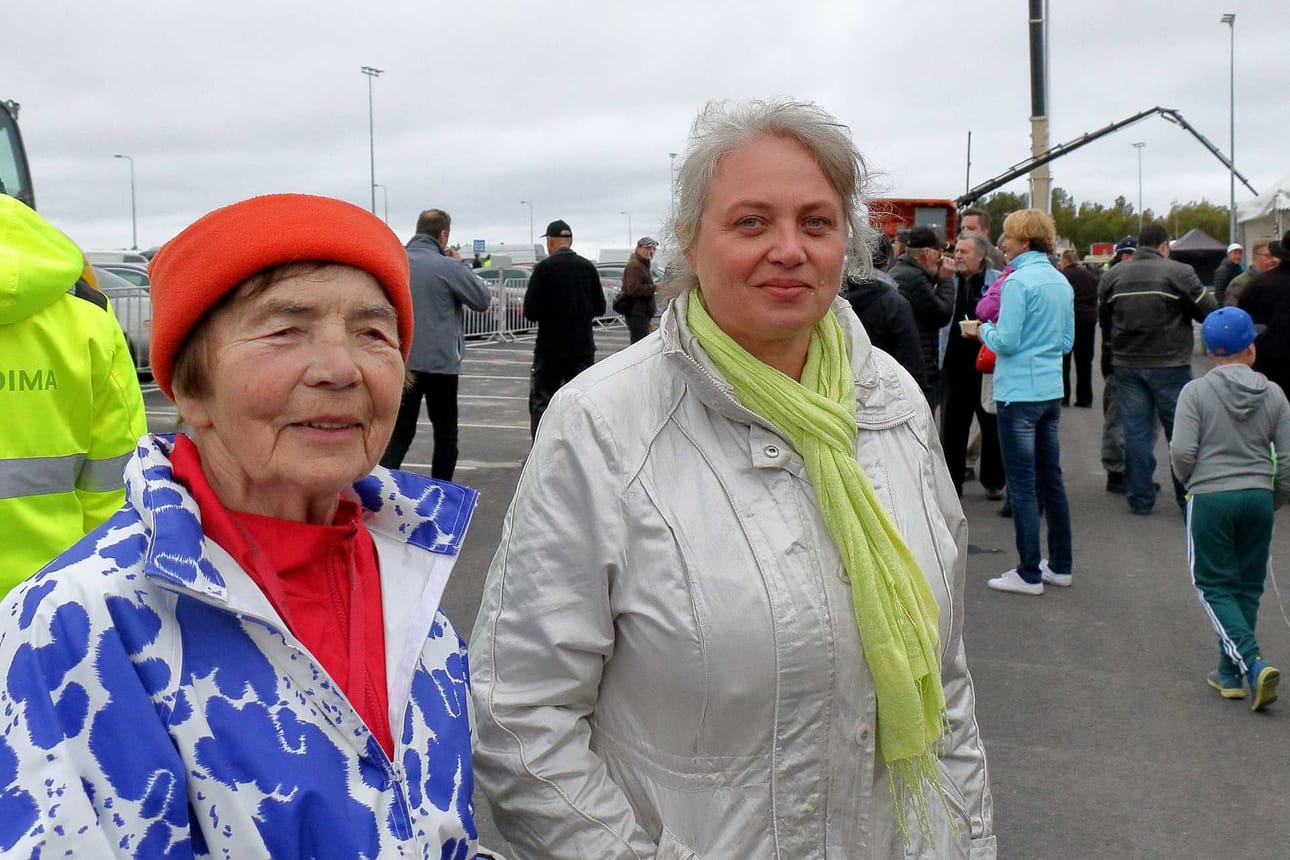 Aino Pyhäluoto ja Päivi Pyhäluoto kertoivat saaneensa bussikierroksella pääpiirteittäin kuulla mitä alueella tapahtuu. Kysymyksiäkin vielä jäi.
