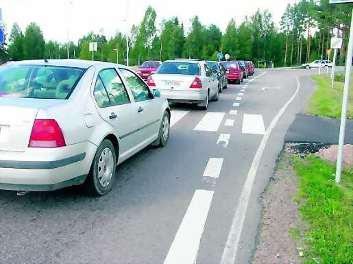 Ruuhkaa. Kääntyminen Ollilanojankadulta Savontielle ei ole aina yksinkertaista.Kuva on otettu viime perjantaina kello 16.30.