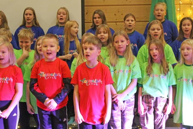 Laulu sujui komeasti jo Taimelan koulun juhlaohjelman harjoituksissa torstaina. KUVAT: REIJO HEIKKILÄ