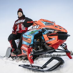 Maailman paras moottorikelkkakuski kisaa Oulussa viikonloppuna – USA:ssa 7 talvea viettänyt Aki Pihlaja päätti jäädä tänä vuonna kotiin