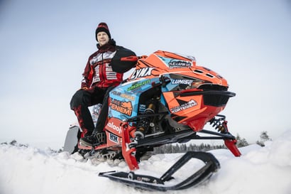 Maailman paras moottorikelkkakuski kisaa Oulussa viikonloppuna – USA:ssa 7 talvea viettänyt Aki Pihlaja päätti jäädä tänä vuonna kotiin
