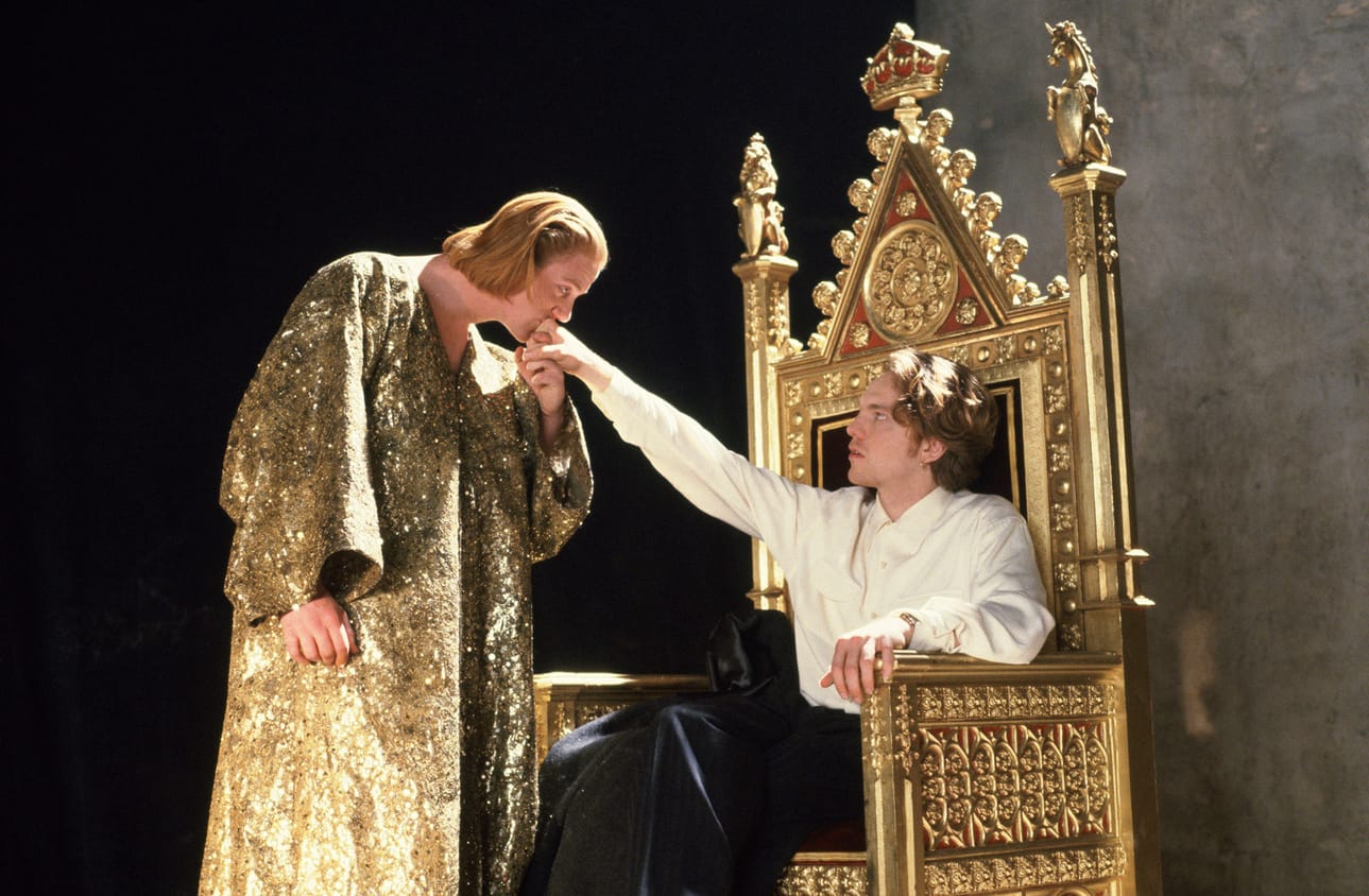 Edward II on Christopher Marlowen näytelmään perustuva romanttinen historiallinen draama, jossa kuninkaan hovi ja keskiaika kohtaavat poliittisen lgbt-aktivismin. Kuvassa Edward II (Steven Waddington) ja Piers Gaveston (Andrew Tiernan).