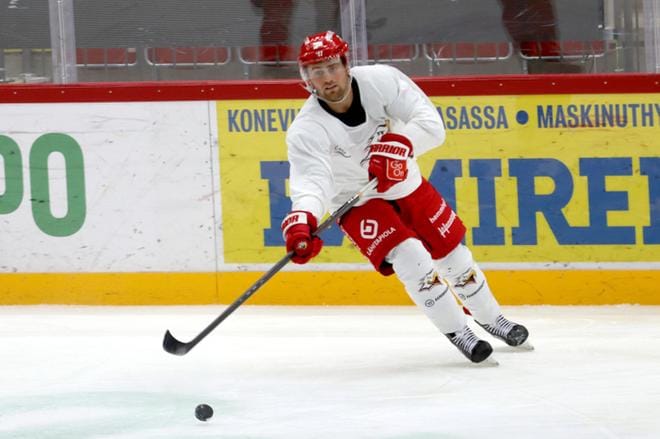 Tyler Nanne kohtaa keskiviikkoillan kotiottelussaan Helsingin IFK:n.KUVA: PETRI HEIKKINEN