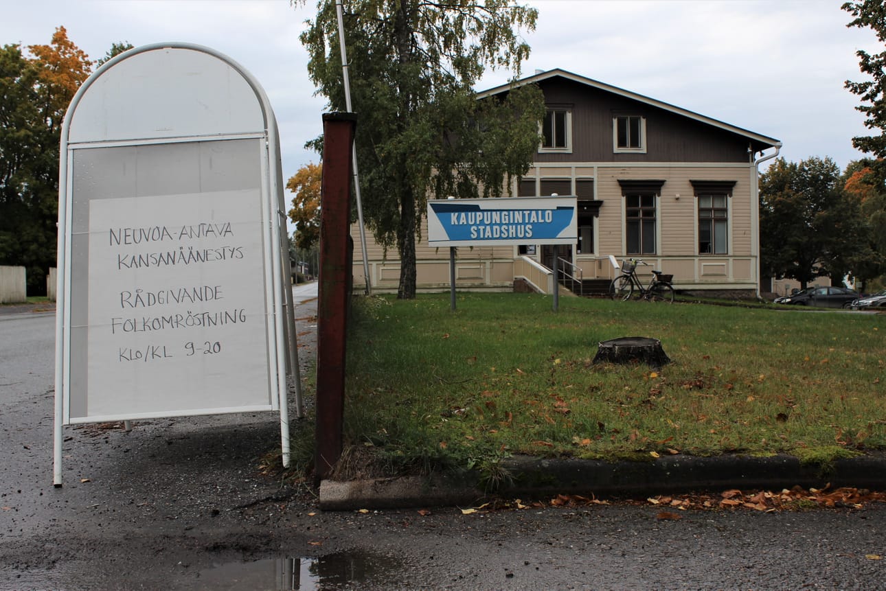 Mielipidekirjoituksessa otetaan kantaa Kaskisten kuntaliitosneuvotteluihin. Kuva on syyskuulta 2019, jolloin Kaskisissa järjestettiin neuvoa antava kansanäänestys kuntaliitoksesta Närpiön kanssa. Arkistokuva.
