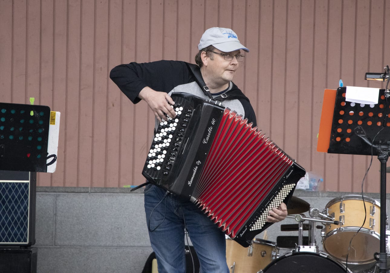 Kai Koskelo viihdytti markkinaväkeä musisoiden.
