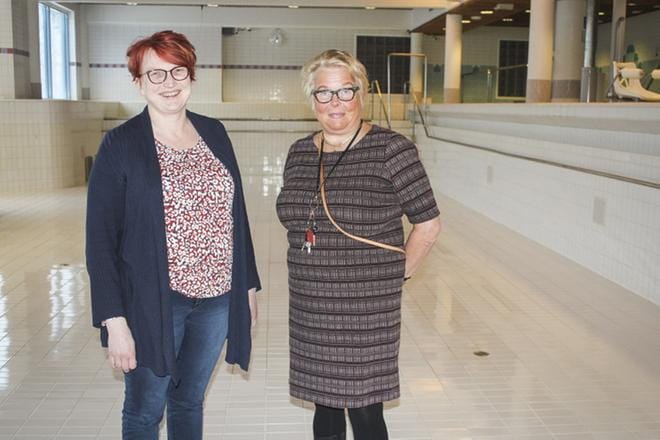 Hotellipäällikkö Susanna Keskinen (vas.) ja toimitusjohtaja Arja Virtanen tutkivat ehostuksen kokenutta Kivitipun allasosastoa. KUVA: TOMI OLLI