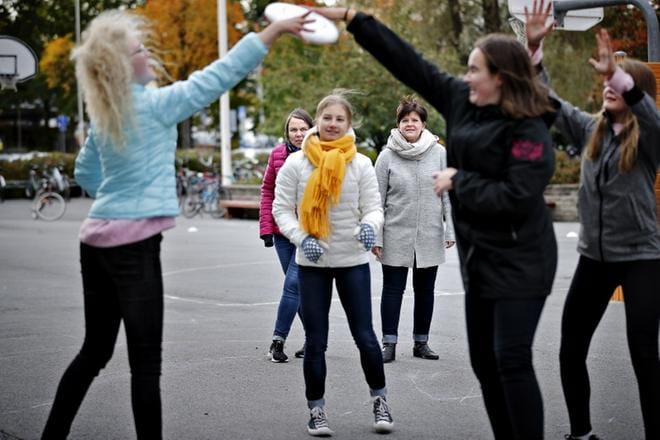 Seinäjoen lyseon opetukseen tutustuneet Anu Pöytälaakso-Douka ja Katariina Syrjälä (takana) katselivat taustalla, kun kahdeksasluokkalaiset viettivät liikuntatuntiaan koulun pihalla. KUVAT: TOMI KOSONEN