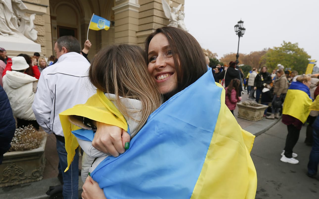 Ukrainalaiset juhlivat viikonloppuna Odesan satamakaupungin keskustassa suurvoittoa Venäjän joukoista toisaalla maan eteläosissa.
