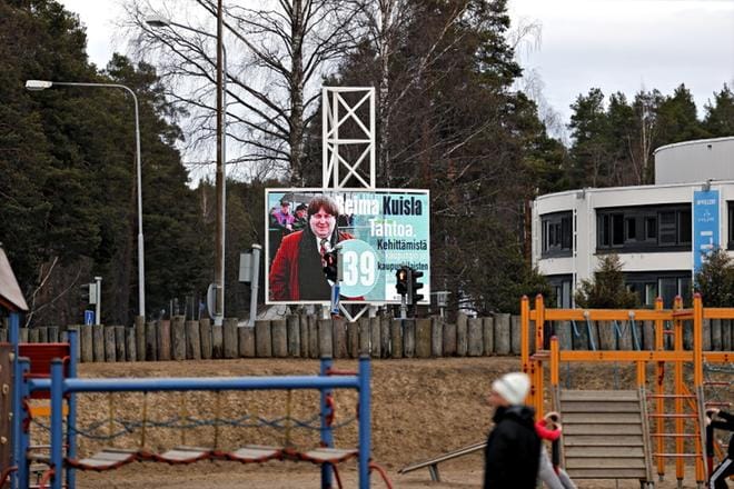 Seinäjoella kuntavaaliehdokkaan vaalimainos näkyy sekä sisäänkäynnistä että käytävästä, josta kävellään äänestyspisteisiin. Kuva: Matti Hautalahti