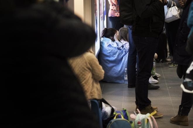 Matkustajat palasivat koneesta takaisin Vaasan lentokentälle odottamaan tietoja siitä, milloin matka kohti Kap Verdeä jatkuu. KUVAT: JARNO PELLINEN