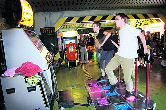 Pelikarnevaaleilla voi perjantaina 23.11. kohottaa kuntoaan tanssipeli-iltamissa Oulun Nukulla klo 18. Kuvassa poljetaan Dance Dance Revolution -tanssipeli Linnanmällä pari vuotta sitten.