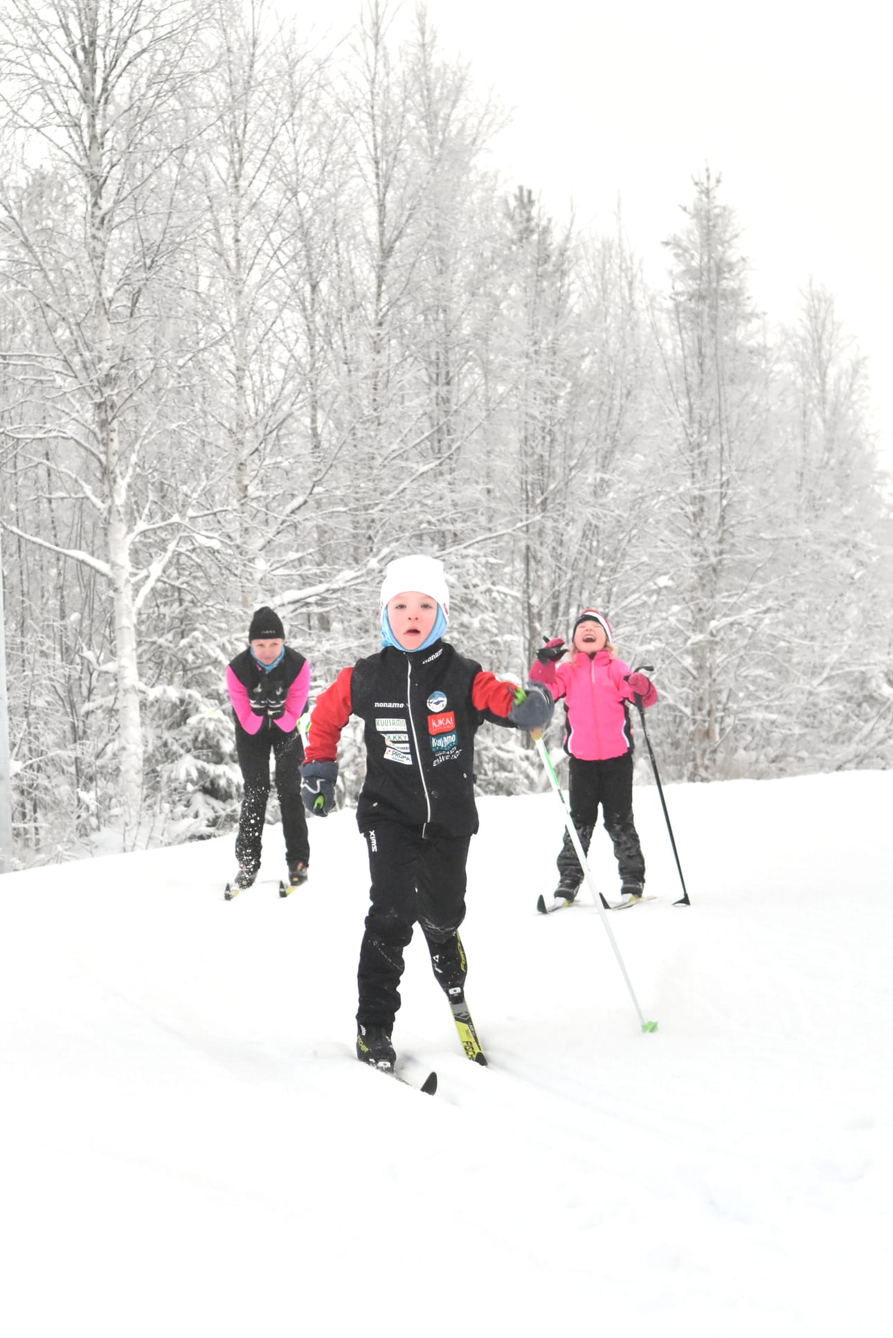Veikka Takkula näyttää hiihtämisen mallia joukon kärjessä.