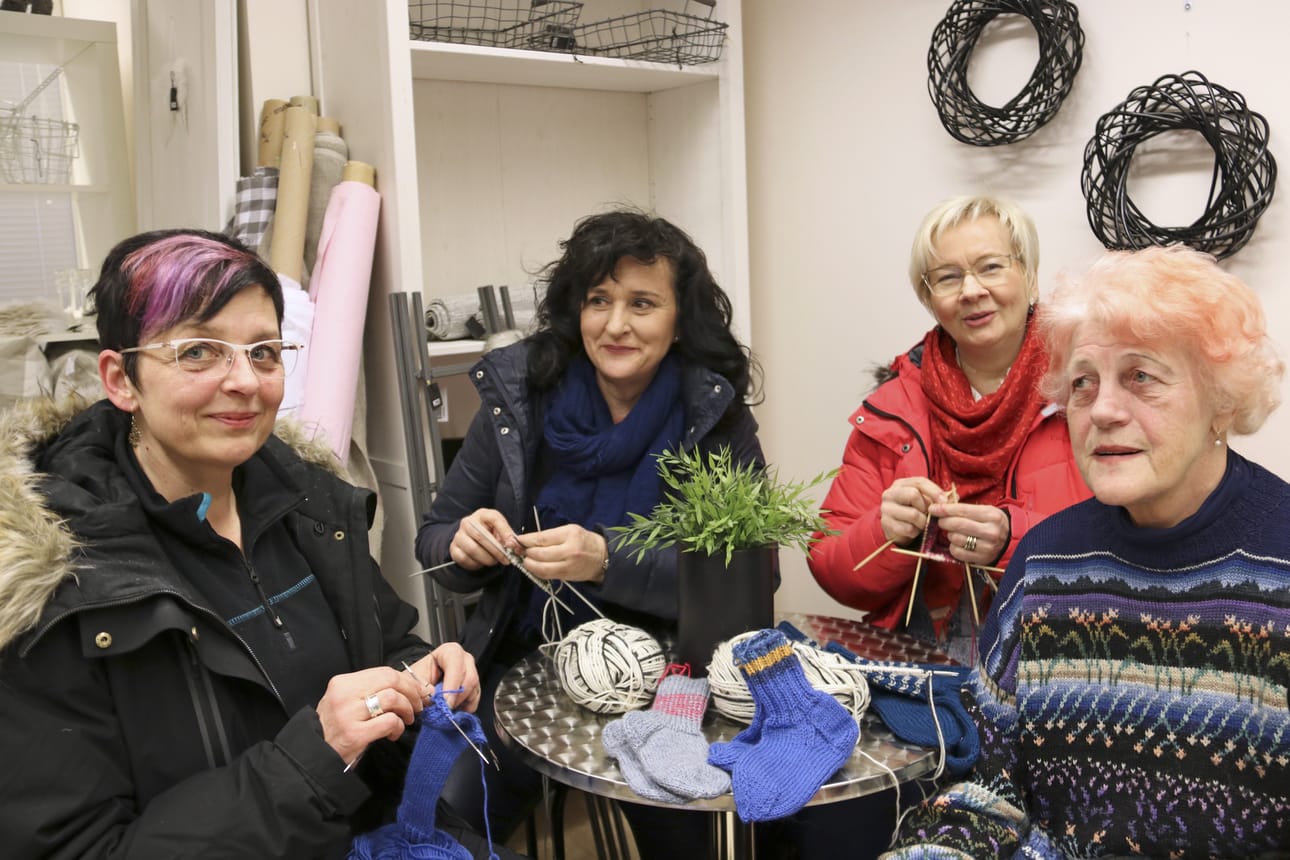 Anna-Maija Lukkarila (vasemmalla), Pirkko Pönni, Paula Prokkola ja Eila Lehtimäki innostuivat kutomaan sukkia hirsikoulun tuleville oppilaille.