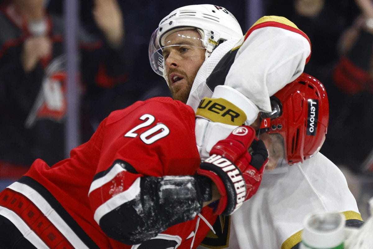 Carolinan Sebastian Aho (vas.) ja Vegasin Jonathan Marchessault nujakoivat pelissä, joka ratkesi Ahon jatkoaikamaaliin. LEHTIKUVA / AFP