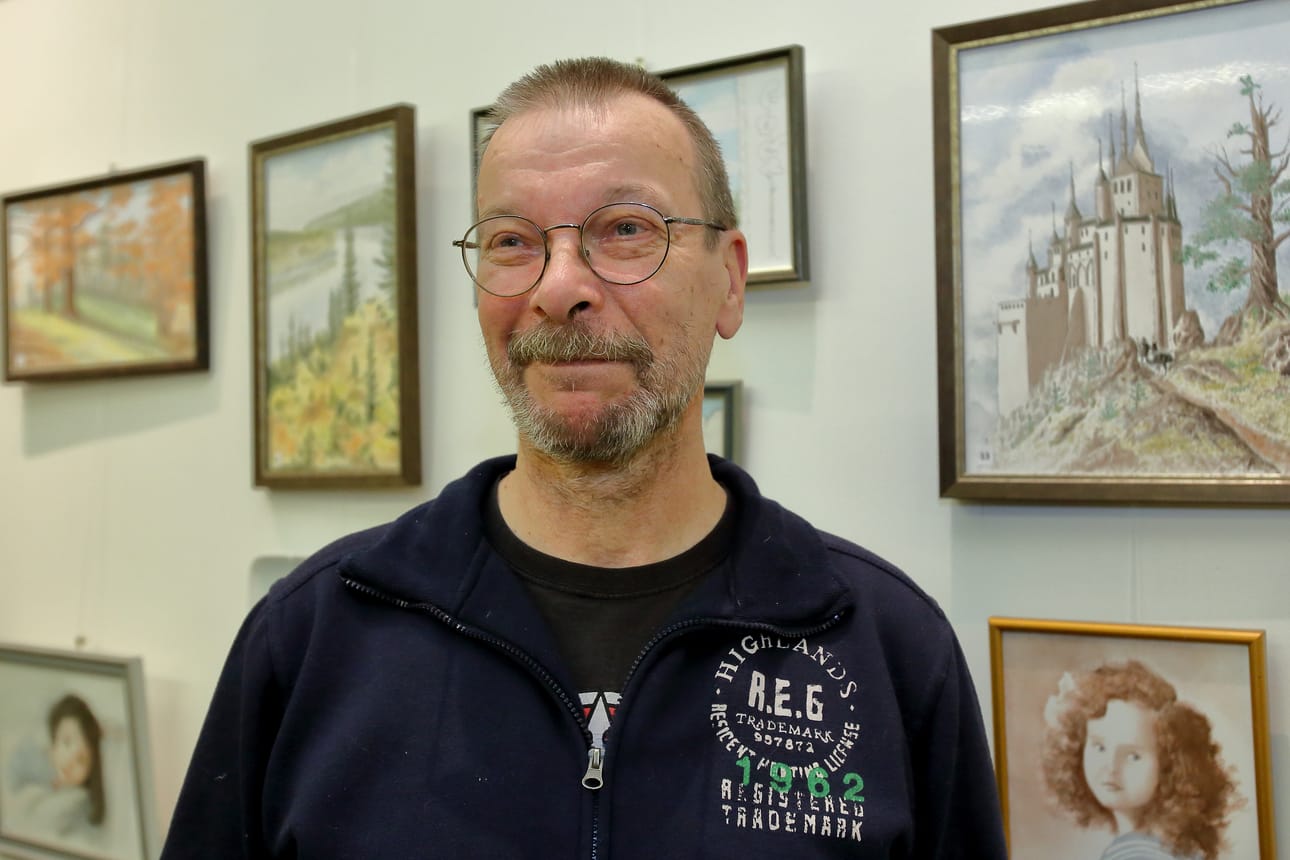 Esa Palokangas on vienyt perinteisen posliininmaalauksen kauas lysteröidyistä kahvikupeista ja ruusulautasista. Mieluiten Esa maalaa luontoa ja naishahmoja.