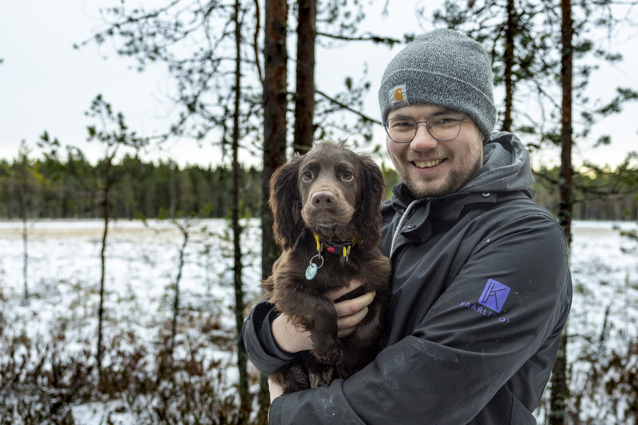 Nico Kaarlejärvi kiersi sunnuntaina Pilpasuon luontopolkua Eco-koiranpennun kanssa.