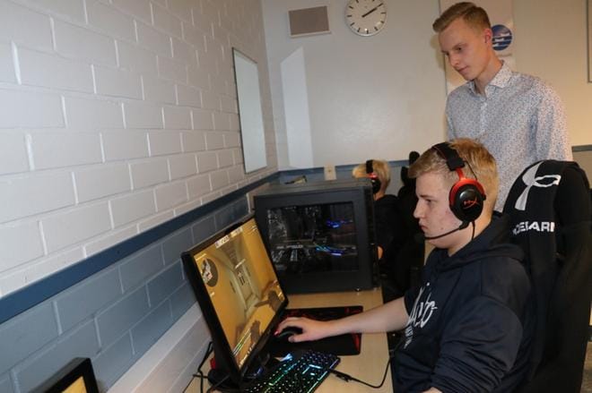 Ähtäriläinen Aki Karppinen sai pelivinkkejä Kristian Joutsenvuorelta. Esports-linjan opiskelijoilla on oma luokka toisessa kerroksessa.