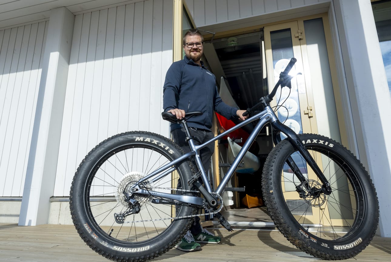 Jarkko Auno pelkää, että Lähi-idän tilanne vähentää aasialaisten matkailijoiden virtaa vielä ensi talvenakin. Nallikari Safaris järjestää turisteille ohjelmaa muun muassa läskipyöriä vuokraamalla.