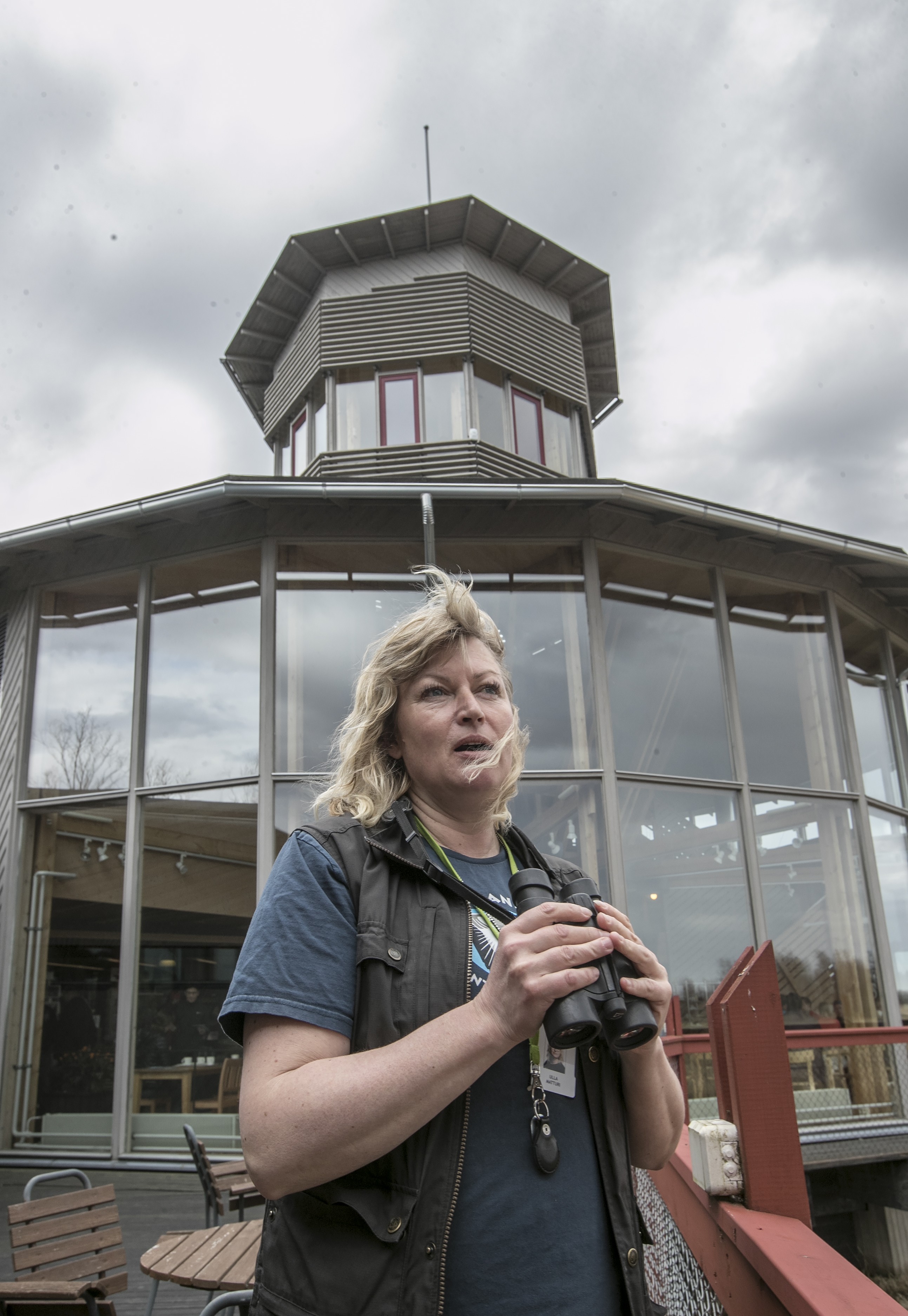 Metsähallituksen luontokeskuksen hoitaja Ulla Matturi tuntee Liminganlahden ja sen, mitä lahdella on annettavaa vierailijoille.