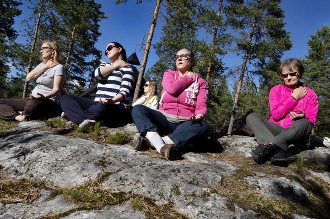 Joupin metsässä hiljennyttiin meditaatioon. KUVA: JOUKO HÄNNINEN