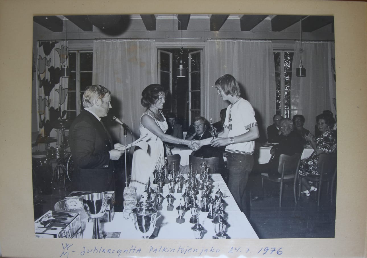 Seppo Kangasluoman kotialbumiin on ikuistettu yhdistyksen taivalta 50-70-luvuilla. Kuvassa Irma Rewell jakaa palkintoja Vaasan merenkyntäjien paviljongissa 1976.