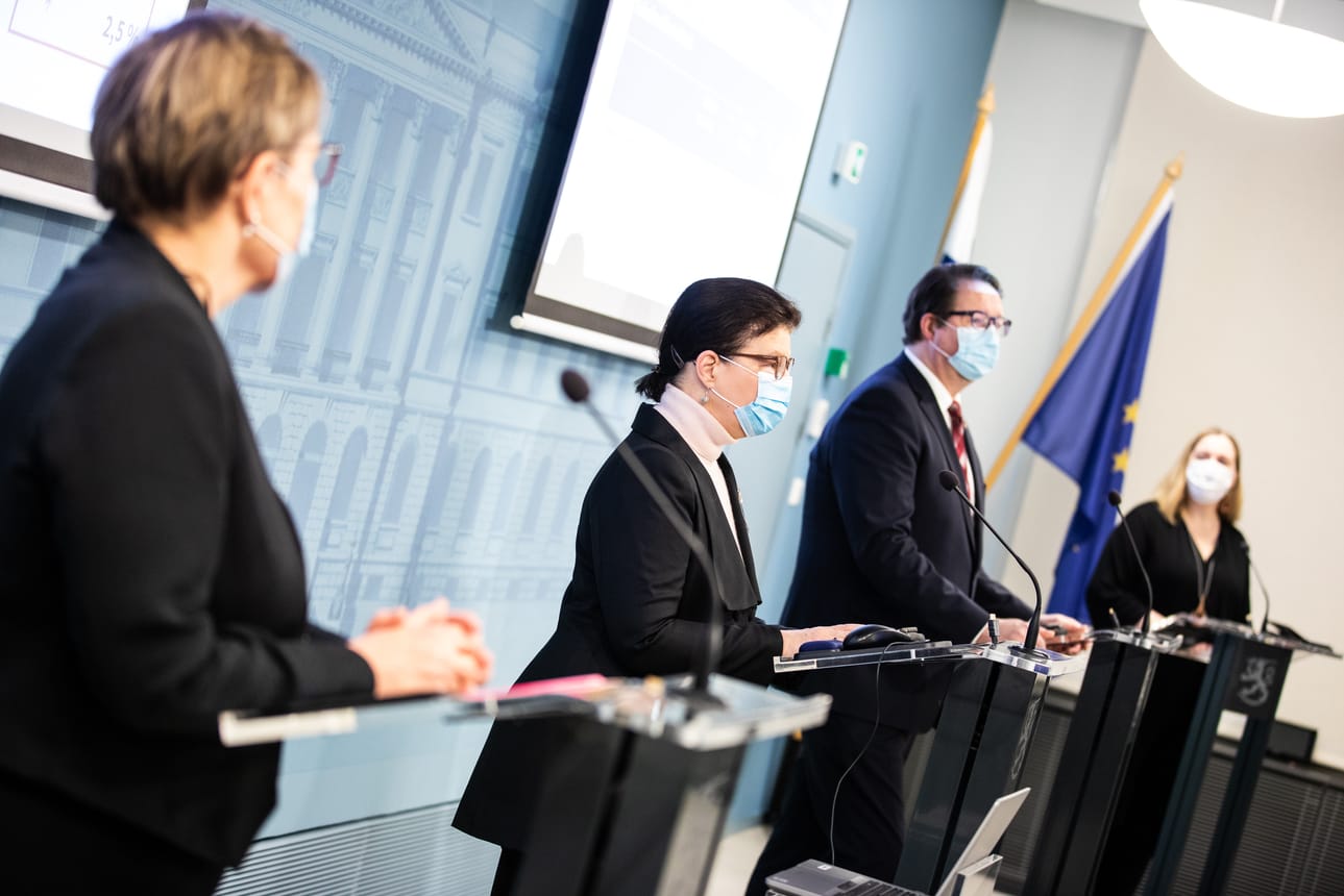 Viikoittaisessa tilannekatsauksessa puhuivat torstaina osastopäällikkö Tuija Kumpulainen (vas.) ja strategiajohtaja Liisa-Maria Voipio-Pulkki STM:stä sekä THL:n johtaja Mika Salminen.