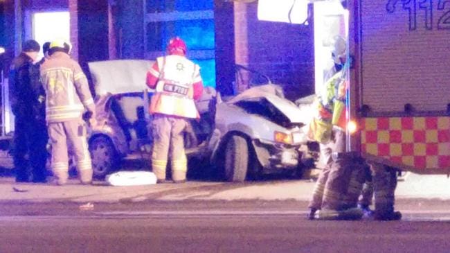 Kaksi henkilöä loukkaantui vakavasti. Onnettomuusauto vaurioitui pahoin.