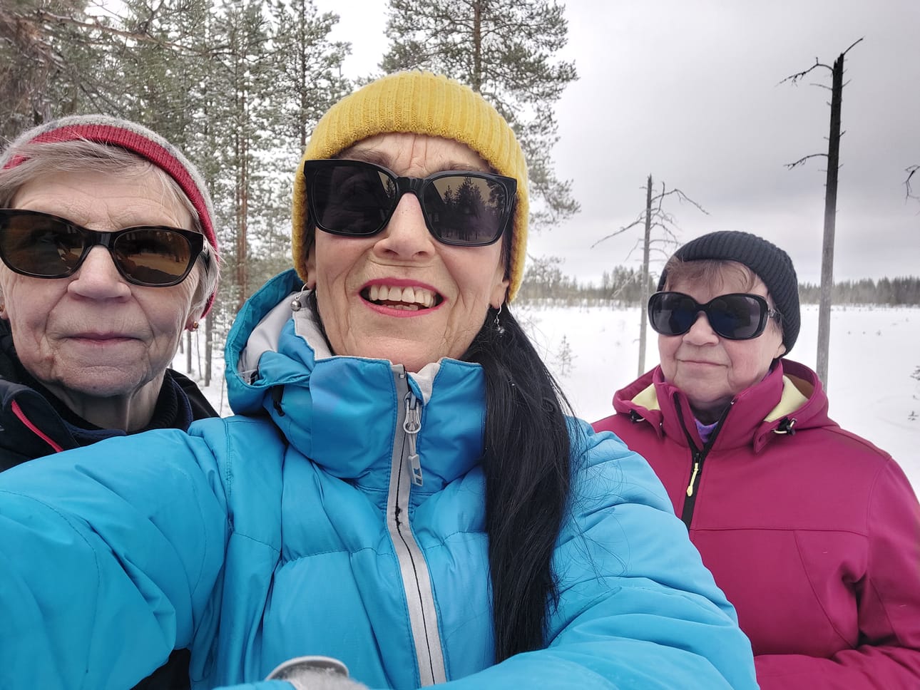 Maire Kiminki, Sointu Veivo ja Raili Manninen Mustalammen reitin kelopuuosuudella. Olipa kiva jutella kävellessä monenlaisia entisen elämän ja nykypäivän asioita. Hieno noin 14 kilometrin vaellustaival. Suosittelemme muillekin.