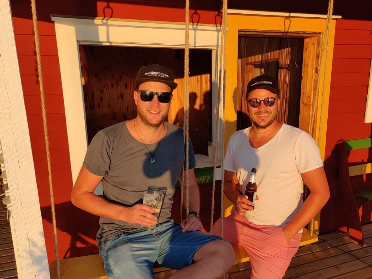 Müncheniläiset veljekset Jannis Pohl ja Timo Pohl ovat tyytyväisiä saareensa. Ensimmäiset pari vuotta se tosin teetti paljon töitä, jotta sinne saatiin rakennettua uusiutuvan energian järjestelmät.