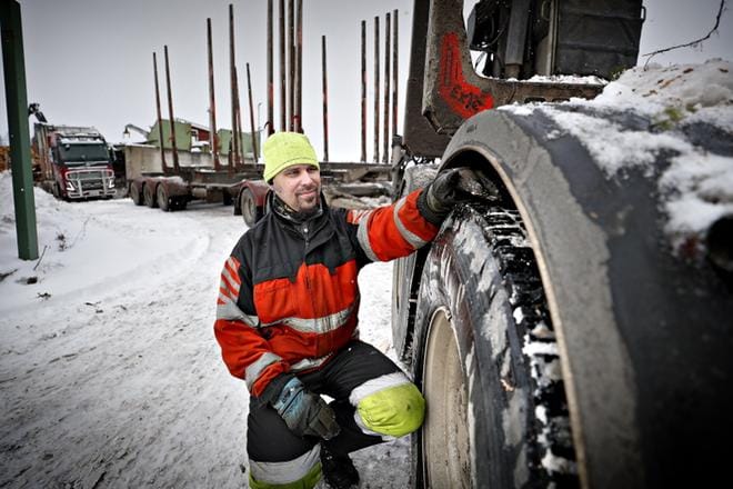 Jaakko Lähdekorpi haluaa lisää ohituskaistoja Kolmostielle. Minuuttiaikataulua noudattavan kuskin olo on tuskainen, jos edessäoleva auto ajaa hitaasti. KUVA: TOMI KOSONEN