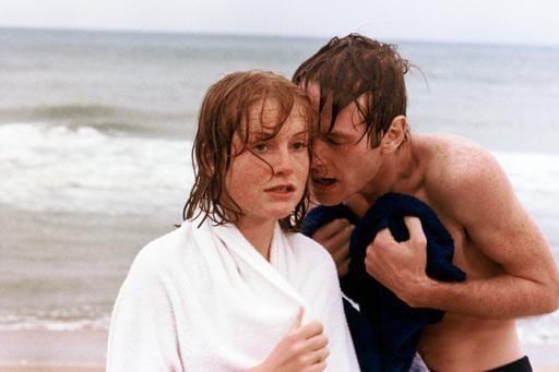 Pitsinnyplääjä-elokuvassa ujo nainen (Isabelle Huppert) ihastuu lomamatkalla opiskelijanuorukaiseen (Yves Beneyton). Romanssilla on traagiset seuraukset.